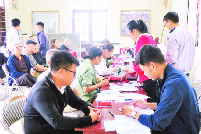 Các hộ dân xã Kiến Hải nhận tiền đền bù giải phóng mặt bằng phục vụ thi công tuyến đường sắt Lào Cai-Hà Nội-Hải Phòng.