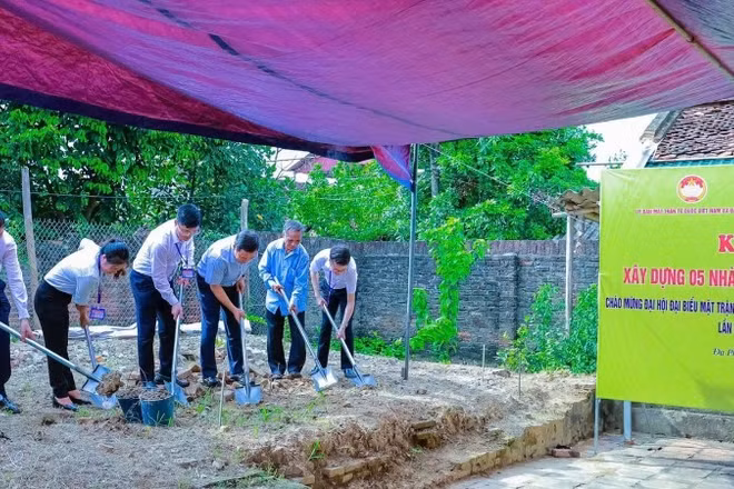 Khởi công xây dựng nhà Đại đoàn kết tại xã Đa Phúc (Hà Nội).