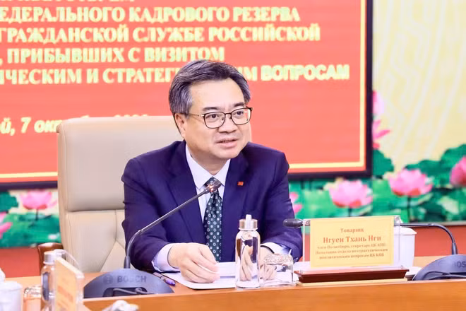 Đồng chí Nguyễn Thanh Nghị, Ủy viên Bộ Chính trị, Bí thư Trung ương Đảng, Trưởng Ban Chính sách, chiến lược Trung ương trao đổi với các đại biểu tại buổi làm việc. (Ảnh: Ban Chính sách, chiến lược Trung ương)