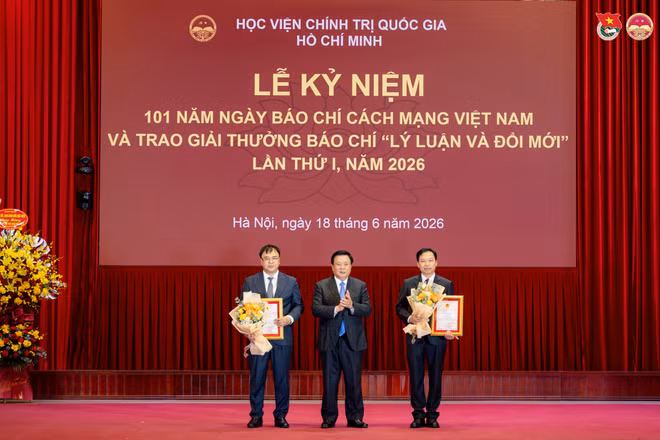Đồng chí Nguyễn Xuân Thắng, nguyên Ủy viên Bộ Chính trị, Chủ tịch Hội đồng Lý luận Trung ương trao giải thưởng tặng các tác giả đạt giải. Ảnh: Phan Anh (Đoàn Thanh niên Học viện Chính trị quốc gia Hồ Chí Minh)