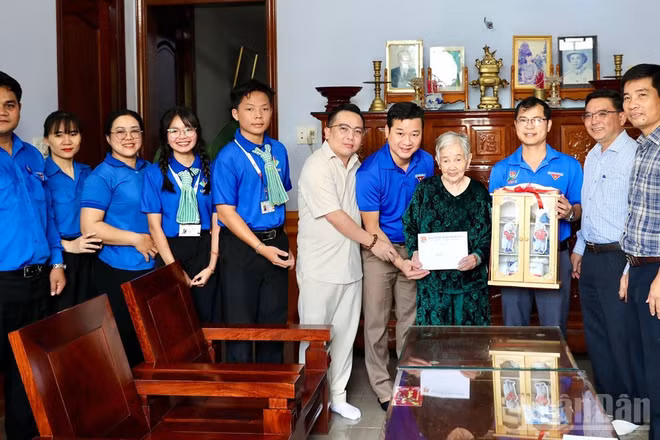Ban Tổ chức Chương trình “Kỳ nghỉ hồng” tặng quà Mẹ Việt Nam Anh hùng Nguyễn Thị Xuân nhân dịp kỷ niệm 79 năm Ngày Thương binh-Liệt sĩ (27/7/1947-27/7/2026).