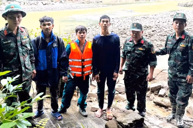Người dân gặp nạn được lực lượng Ban Chỉ huy Quân sự xã Quảng Tín cứu hộ, đưa vào bờ an toàn.