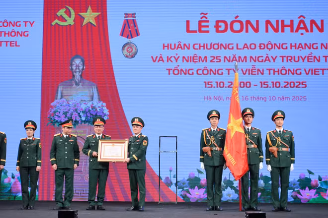 Viettel Telecom vinh dự đón nhận Huân chương Lao động hạng Nhất nhân dịp kỷ niệm 25 năm Ngày truyền thống.
