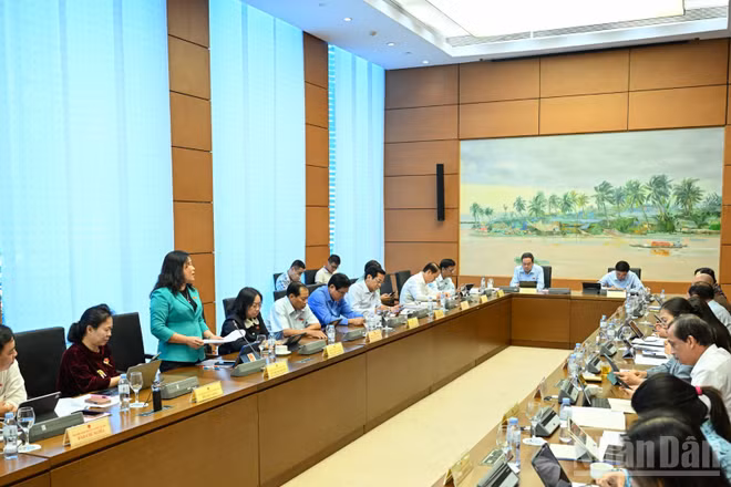 Quang cảnh phiên thảo luận tổ tại Kỳ họp thứ 10, Quốc hội khóa XV, ngày 21/10. (Ảnh: THỦY NGUYÊN)