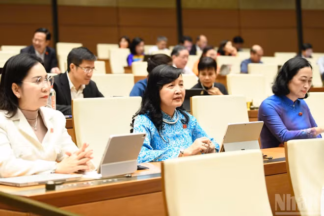 Các đại biểu Quốc hội dự phiên thảo luận ở hội trường ngày 29/10. (Ảnh: DUY LINH)
