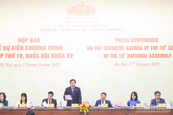 Phó Chủ nhiệm Thường trực Văn phòng Quốc hội Lê Quang Mạnh chủ trì họp báo. (Ảnh: DUY LINH)