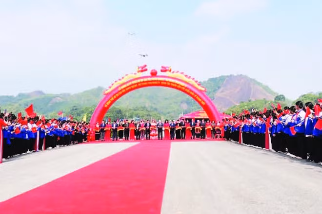 Lễ cắt băng thông xe kỹ thuật dự án đường cao tốc Tuyên Quang-Hà Giang giai đoạn 1.