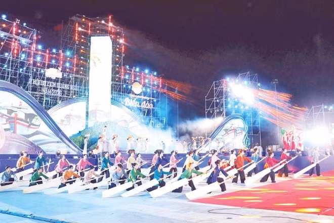 Thanh âm biển cả hùng tráng, của tình người ấm áp và ý chí kiên cường, khát vọng vươn khơi được tái hiện tại chương trình nghệ thuật.