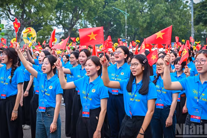  1.000 đoàn viên công đoàn, công nhân lao động tiêu biểu của cả nước có mặt tại địa điểm tập kết - cổng Công viên Thống Nhất, đường Trần Nhân Tông, phường Cửa Nam (Hà Nội) chuẩn bị cho Lễ diễu hành chào mừng kỷ niệm 140 năm Ngày Quốc tế Lao động (1/5/1886-1/5/2026) do Tổng Liên đoàn Lao động Việt Nam tổ chức.