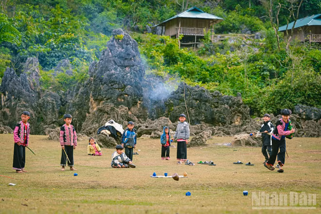 Trẻ em ở Hang Táu, xã Mộc Châu, tỉnh Sơn La. (Ảnh BẢO LONG)