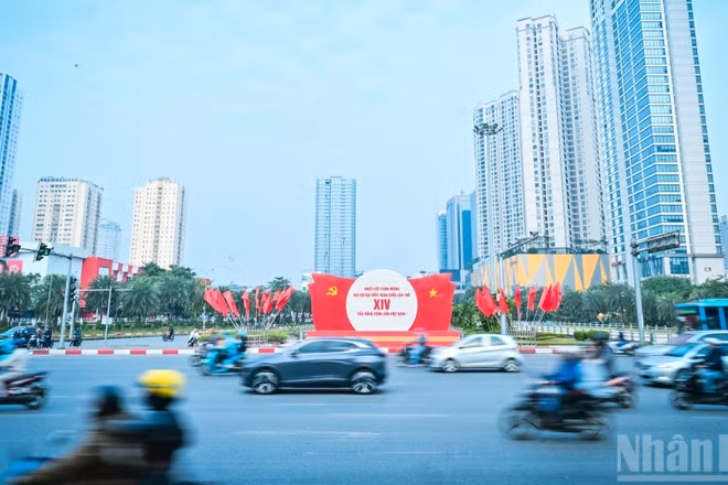 Sắc đỏ trên nhiều tuyến phố tạo nên hình ảnh sinh động của Thủ đô chào mừng Đại hội XIV của Đảng.