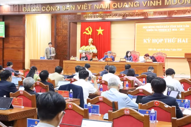 Phó Chủ tịch Ủy ban nhân dân tỉnh Đắk Lắk Nguyễn Thiên Văn trả lời chất vấn của đại biểu Hội đồng nhân dân tỉnh tại kỳ họp.