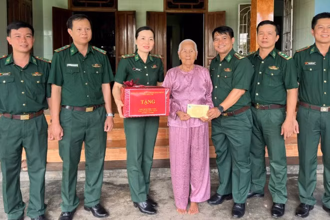 Hội Phụ nữ Ban Chỉ huy Bộ đội Biên phòng tỉnh Đắk Lắk tham gia tặng quà tri ân Mẹ Việt Nam Anh hùng và người có công với cách mạng.
