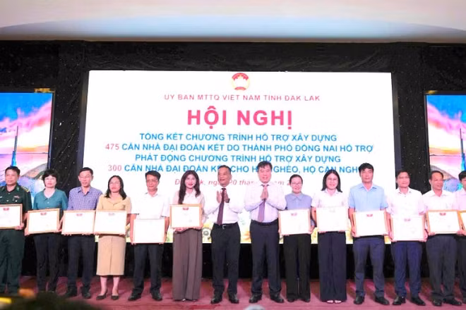 Ủy ban Mặt trận Tổ quốc Việt Nam tỉnh Đắk Lắk trao tặng Bằng khen cho 13 tập thể và 2 cá nhân có thành tích tiêu biểu xuất sắc trong công tác hỗ trợ xây dựng nhà Đại đoàn kết. (Ảnh: CTV)