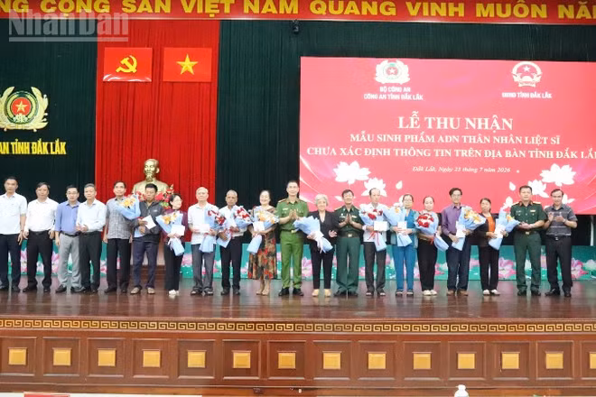Đại tá Trần Bình Hưng, Phó Giám đốc Công an tỉnh Đắk Lắk và đại diện các sở, ngành tặng quà cho thân nhân các liệt sĩ tại chương trình.