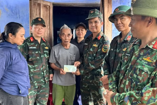 Ban Chỉ huy Đội K51 trao tặng số tiền 10 triệu đồng cho cụ Sô Hỗn.