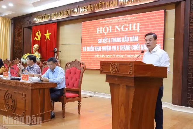 Chủ tịch Ủy ban nhân dân tỉnh Đắk Lắk Đỗ Hữu Huy phát biểu tại hội nghị.