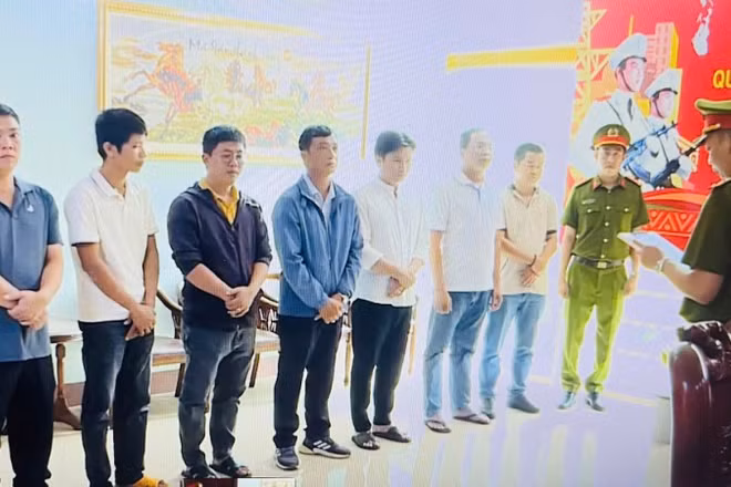 Phòng Cảnh sát Kinh tế, Công an tỉnh Đắk Lắk thi hành quyết định khởi tố vụ án, khởi tố các bị can để điều tra về các hành vi “nhận hối lộ” và “đưa hối lộ”.