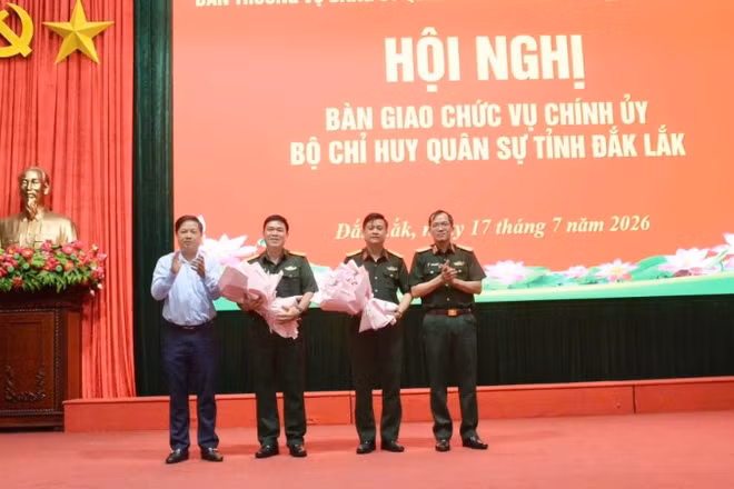 Bí thư Tỉnh ủy Đắk Lắk Lương Nguyễn Minh Triết và Thiếu tướng Lương Đình Chung, Bí thư Đảng ủy, Chính ủy Quân khu 5 tặng hoa chúc mừng Đại tá Đinh Văn Hưng và Đại tá Võ Văn Tuấn.