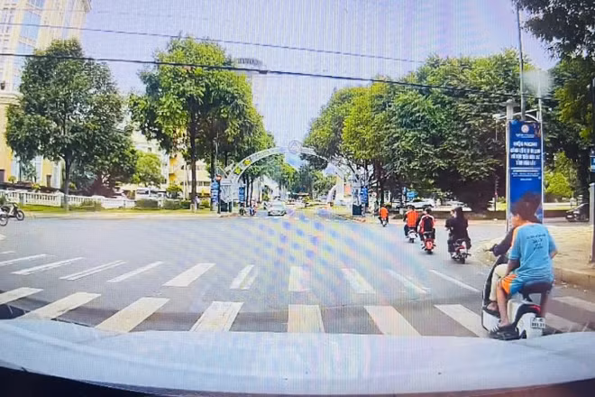 Nhóm học sinh điều khiển xe đạp điện không đội mũ bảo hiểm và vượt đèn đỏ gây mất an toàn giao thông giữa trung tâm phường Buôn Ma Thuột.