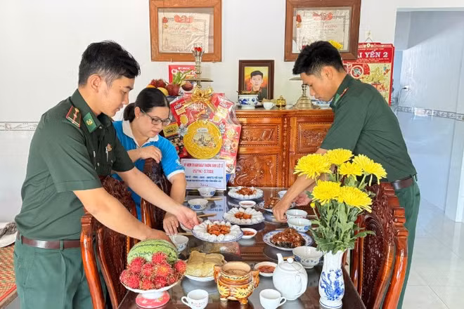 Cán bộ, chiến sĩ Đồn Biên phòng Xuân Đài chuẩn bị "Bữa cơm tri ân" tại gia đình Mẹ Việt Nam Anh hùng Trần Thị An.