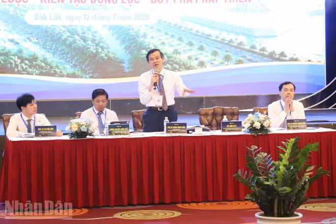 Phó Giáo sư, Tiến sĩ Đoàn Minh Huấn, Ủy viên Bộ Chính trị, Giám đốc Học viện Chính trị quốc gia Hồ Chí Minh và các đồng chí chủ trì hội thảo.