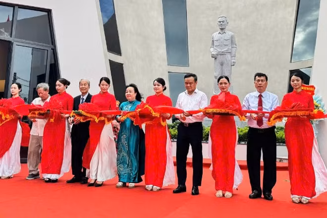 Các đồng chí lãnh đạo và nguyên lãnh đạo tỉnh Đắk Lắk cắt băng khai trương trưng bày Nhà lưu niệm luật sư Nguyễn Hữu Thọ.