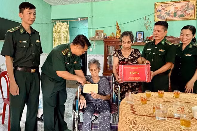 Đoàn công tác tặng quà Mẹ Việt Nam Anh hùng Nguyễn Thị Xuân.