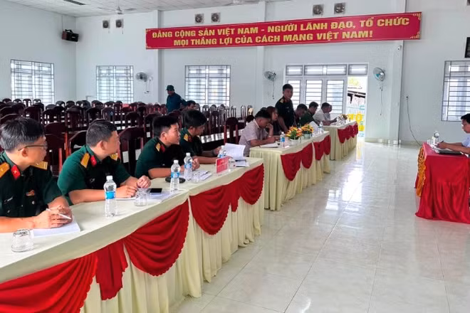 Ủy ban nhân dân xã Tây Sơn làm việc với các phòng, ban chức năng, Ban Chỉ huy Quân sự xã và Công an xã về công tác chuẩn bị các nội dung khai quật mộ liệt sĩ trên địa bàn.