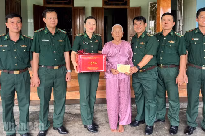 Đoàn công tác Ban Chỉ huy Bộ đội Biên phòng tỉnh Đắk Lắk thăm, tặng quà Mẹ Việt Nam Anh hùng Lê Thị Tha tại xã Ô Loan.