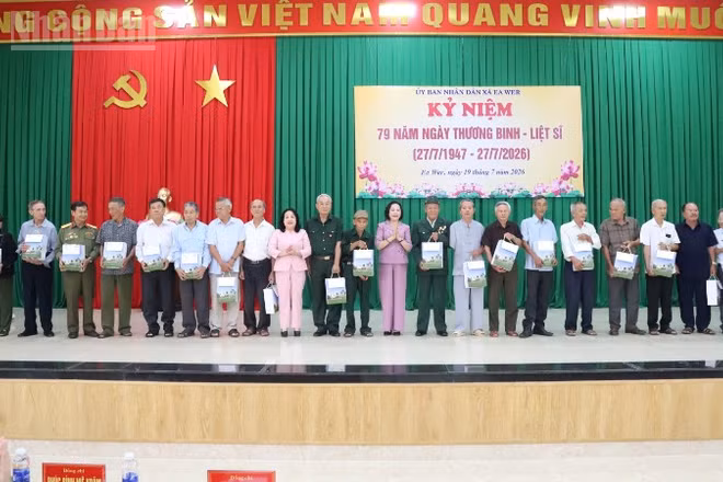Phó Chủ tịch Quốc hội Nguyễn Thị Thanh và đồng chí Cao Thị Hòa An, Ủy viên Trung ương Đảng, Phó Bí thư Thường trực Tỉnh ủy, Chủ tịch Hội đồng nhân dân tỉnh Đắk Lắk trao tặng các suất quà tri ân cho các cán bộ tiền khởi nghĩa, các thương binh, bệnh binh, thân nhân liệt sĩ và người có công với cách mạng trên địa bàn các xã Ea Wer, Ea Nuôl và xã Buôn Đôn.