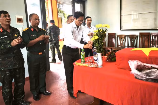 Các đồng chí lãnh đạo xã Krông Bông và Đội K51 dâng hương các hài cốt liệt sĩ.