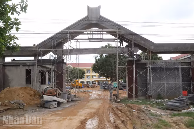 Cổng Trường phổ thông nội trú liên cấp tiểu học và trung học cơ sở xã biên giới Ia Lốp đang trong quá trình hoàn thiện.