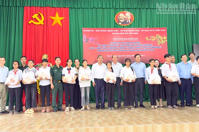 Trao quà Tết cho các em là con nuôi Đồn Biên phòng tỉnh Vĩnh Long.