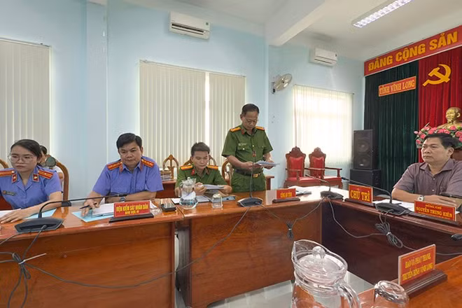 Công an Vĩnh Long thông tin tại cuộc họp báo.