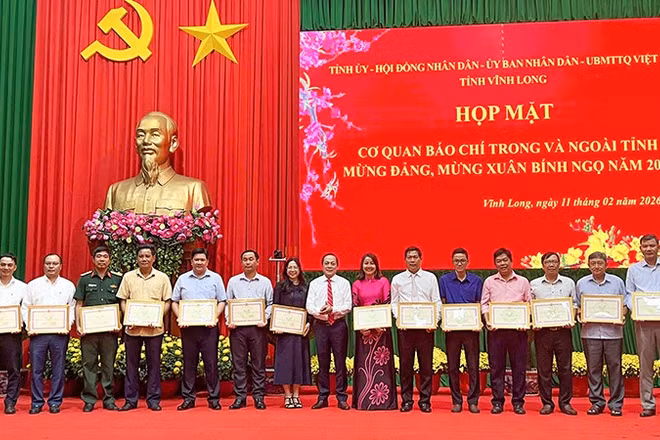 Khen thưởng cho các tập thể và cá nhân xuất sắc tiêu biểu. 