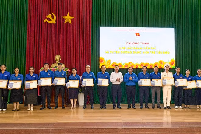 Tuyên dương Đảng viên trẻ tiêu biểu
