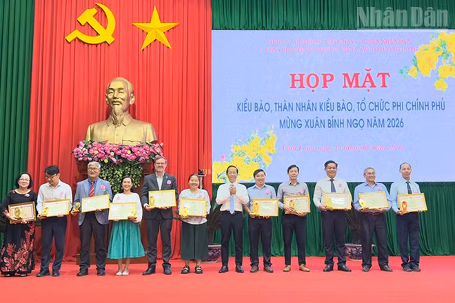Trao Bằng khen cho các tổ chức phi chính phủ và kiều bào. 