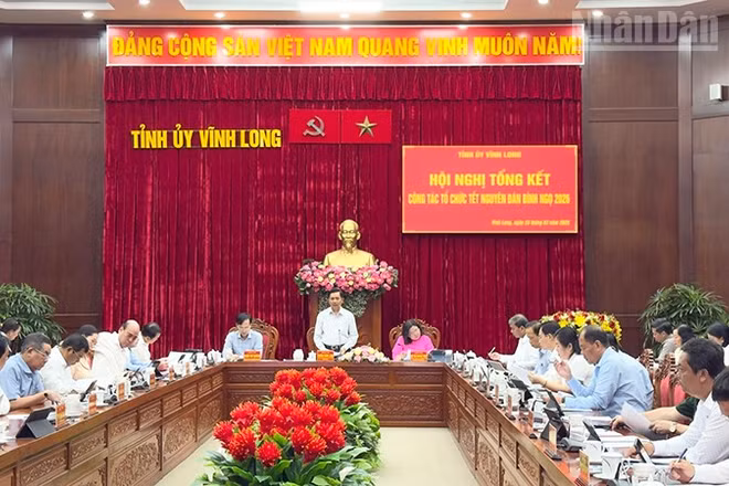 Bí thư Tỉnh ủy Vĩnh Long Trần Văn Lâu phát biểu tại hội nghị. 