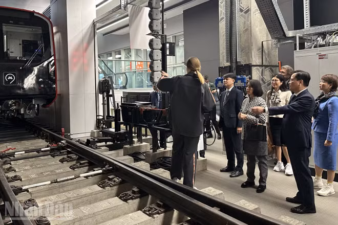 Trong chuyến thăm và làm việc tại Moskva, đoàn công tác Tổng Liên đoàn Lao động Việt Nam đã đến thăm Trung tâm đào tạo thực hành “Nghề nghiệp tương lai” ở khu vực Pechatniki. (Ảnh: THÙY VÂN)