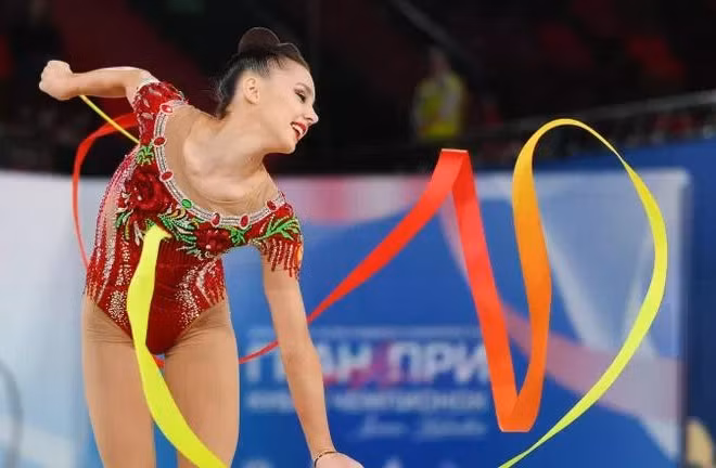 Vận động viên Maria Borisova trình diễn bài biểu diễn ruy băng trong cuộc thi. (Ảnh: RIA NOVOSTI)
