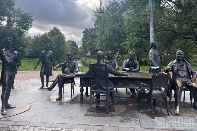 Quần thể tượng đài các kiến trúc sư xây dựng thành phố Saint Petersburg. (Ảnh: THÙY VÂN)