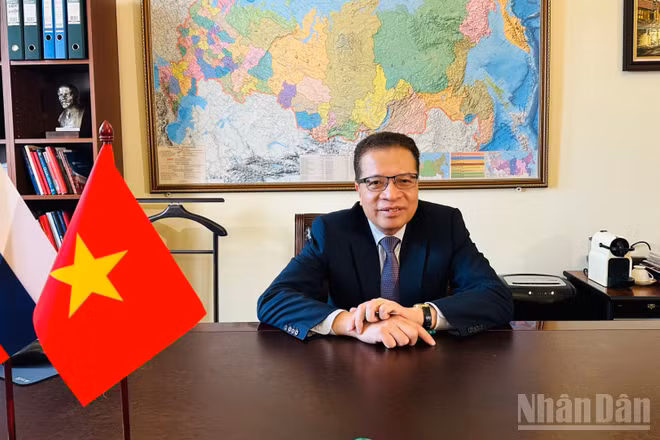 Đại sứ Việt Nam tại Liên bang Nga Đặng Minh Khôi trả lời phỏng vấn phóng viên Báo Nhân Dân thường trú tại Nga.