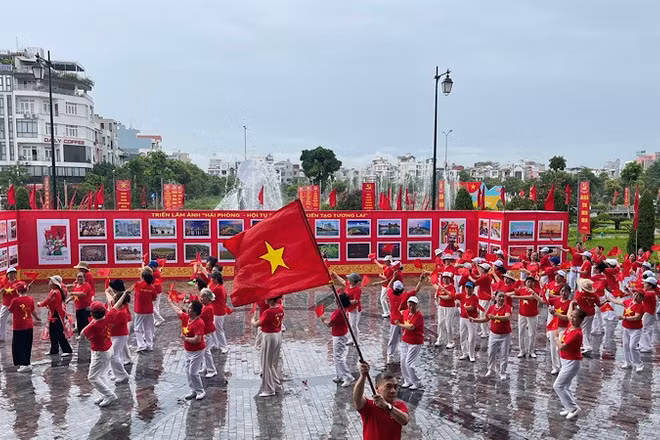Đồng diễn ca khúc "Như có Bác Hồ trong ngày vui đại thắng" tại Trung tâm văn hóa Xứ Đông tại Lễ khai mạc triển lãm ảnh. 