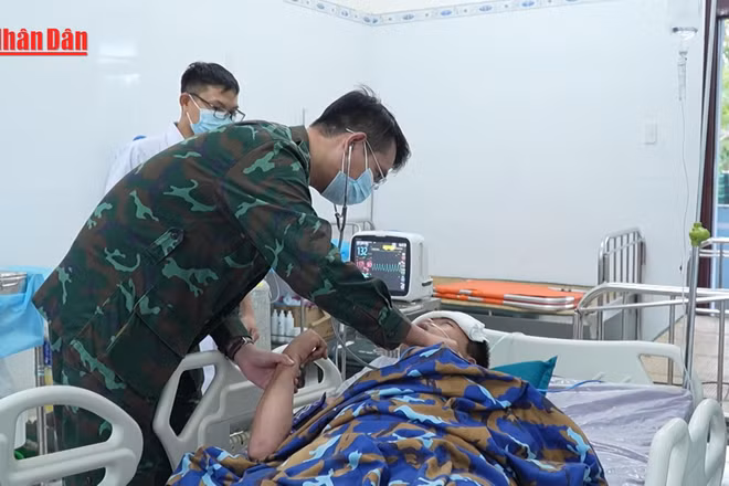 [Video] Đưa bệnh nhân nguy kịch về đất liền điều trị bằng trực thăng 