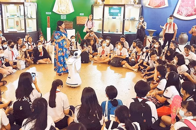 Học sinh tham quan Bảo tàng Lịch sử Thành phố Hồ Chí Minh. 