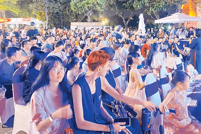 Không khí một buổi giao lưu về sách tại Hội sách Hà Nội 2025. 