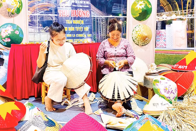 Khu vực làm nón lá truyền thống đem đến trải nghiệm thú vị cho khách tham quan.