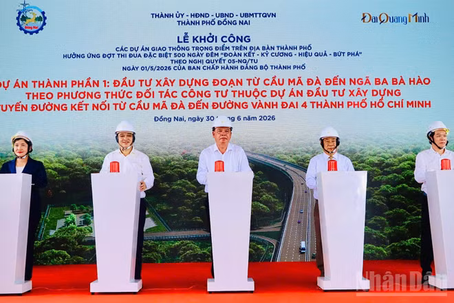 Lãnh đạo thành phố Đồng Nai và đại biểu thực hiện nghi thức khởi công Dự án thành phần 1 đoạn từ cầu Mã Đà đến ngã ba Bà Hào.