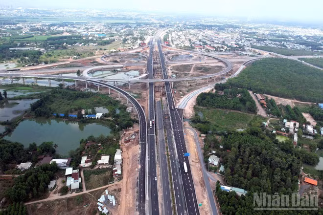 Cao tốc Biên Hòa-Vũng Tàu có chiều dài 54km đi qua địa bàn tỉnh Đồng Nai và Thành phố Hồ Chí Minh.
